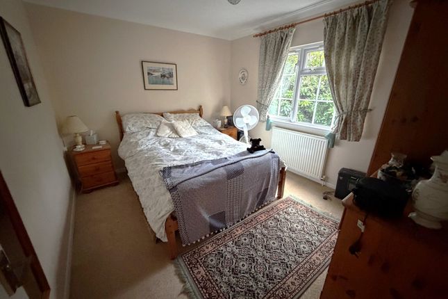32 Fangrove Park, Chertsey photo 4