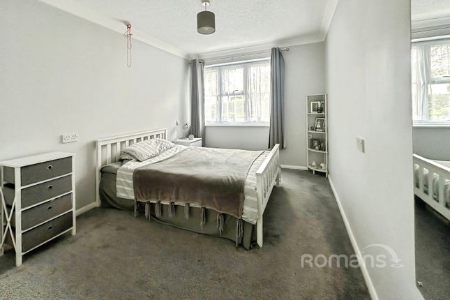 Pinewood Court, Hampshire photo 4