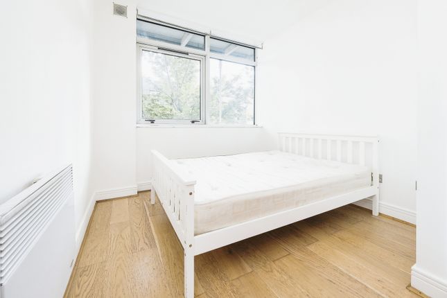 Flat for sale in Gerry Raffles Square, London