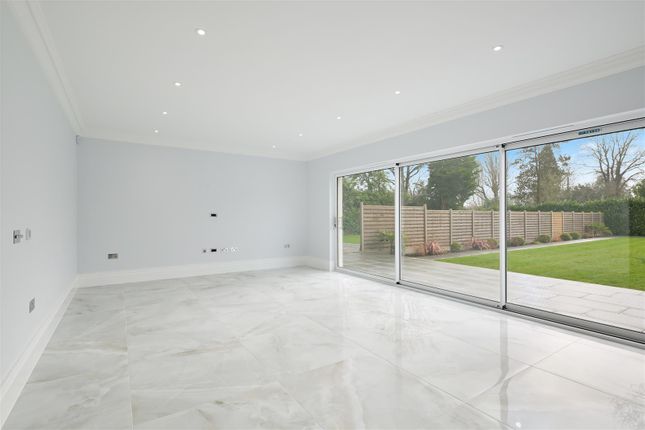 Windlesham, Furze Grove, Tadworth photo 4