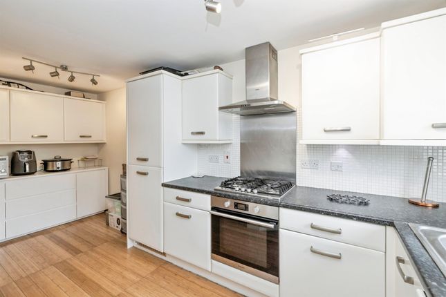 9, Dodd Road, Watford photo 4