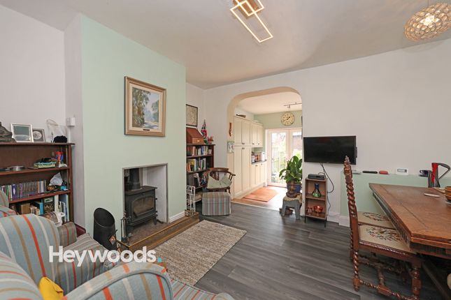 2 Vicarage Crescent, Newcastle photo 3