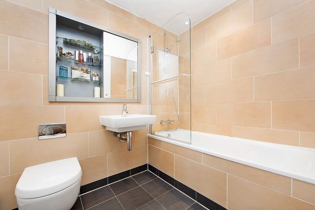 Flat 12, Meridian Court, London photo 4