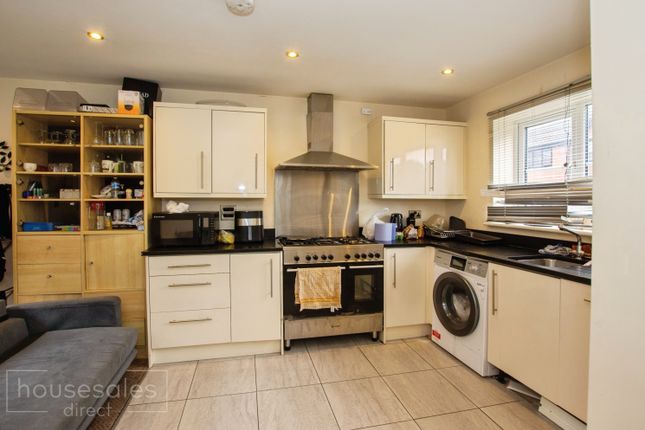 16, Warren Grove, Birmingham photo 3
