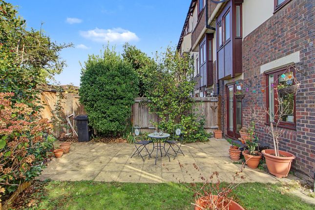 7, Westcroft Close, London photo 4