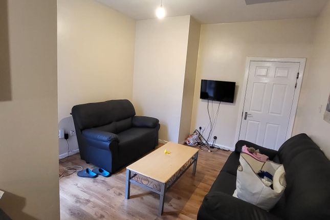 Terraced house to rent in Ruskin Avenue, Manchester