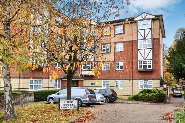 3 bed flat for sale in Queens Court, Knights Field, Luton, Bedfordshire, Luton LU2
