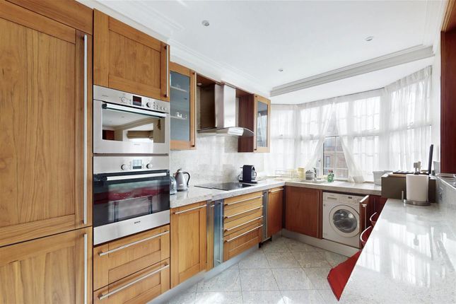 40, PRINCES COURT, BROMPTON ROAD, London photo 4