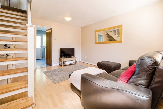16, Alderwood Close, Romford photo 2