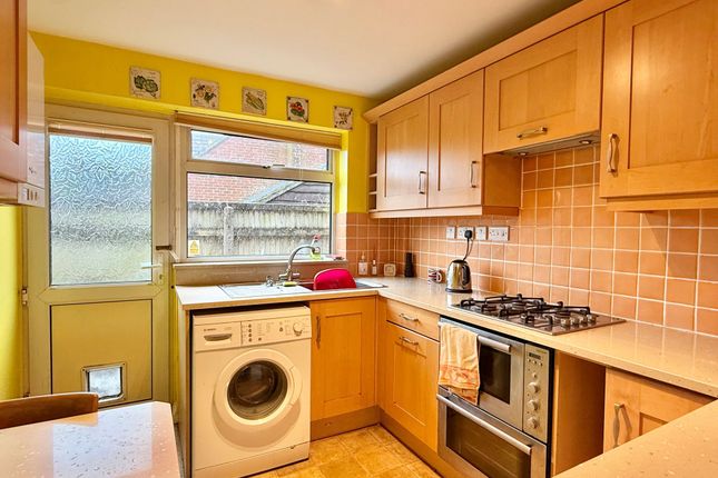 3 Kelvin Close, Southampton photo 4