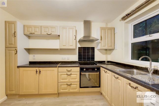 35, Summers Close, Wembley photo 4