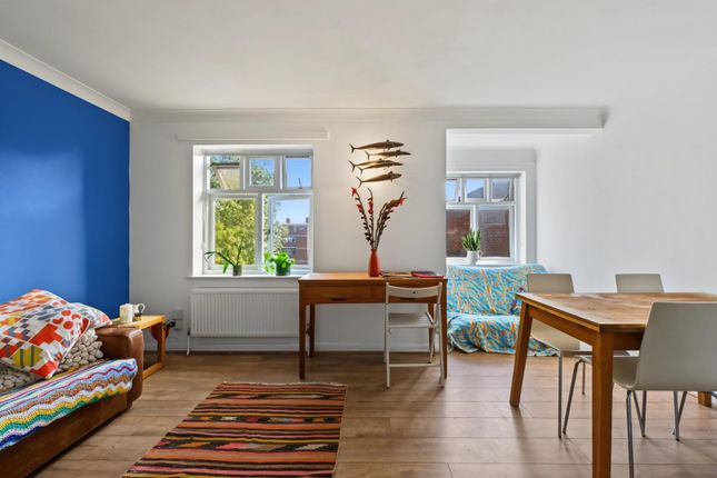 Flat 24, Bishops Court, 110, Matthias Road, London photo 3