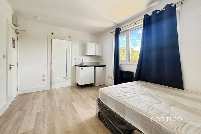 Room 2, 16, Latchford Place, Chigwell photo 3