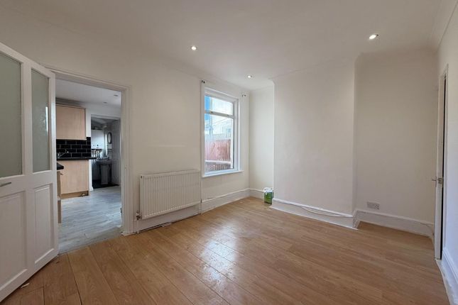 43 Livingstone Road, Gillingham photo 3