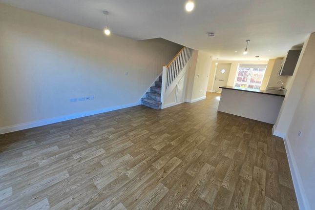 8, Johnson Close, Egham photo 3