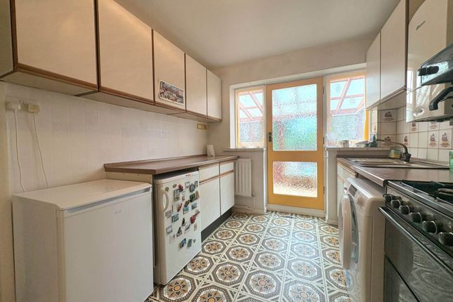 27, Henry Road, Aylesbury photo 3