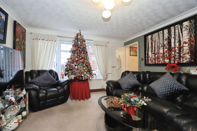 31, Naylor Close, Kidderminster photo 3