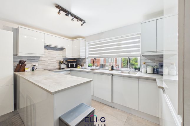 Flat 18 Lakeside Lodge, 131, Bridge Lane, LONDON photo 2