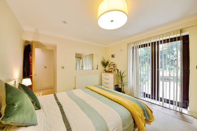 Flat 2 Magnolia Court 27a,, Old Farm Avenue, London photo 4