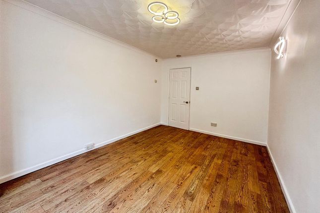 2, Hunters Park Avenue, Bradford photo 3