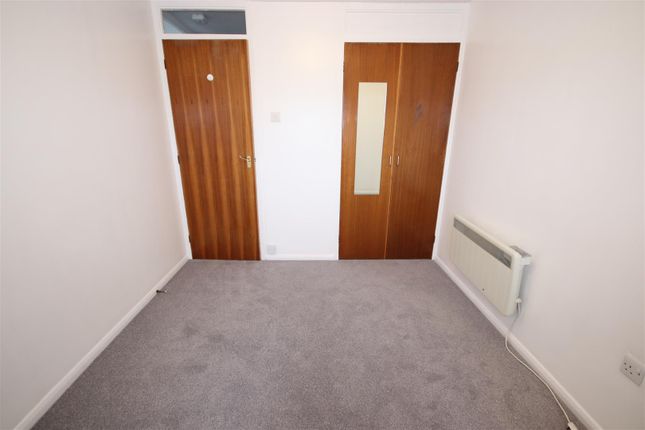 Flat 10, Oakley Court, Mill Road, Royston photo 5