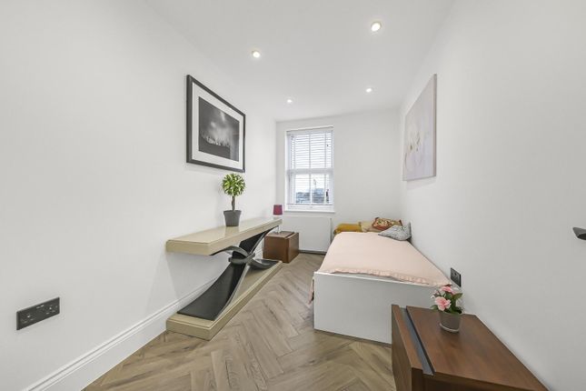 Flat 3, 25,, Scrubs Lane, London photo 4