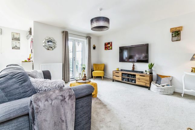 2-bed flat on 4, Corner House, 89, Godstone Road, Surrey, £350,000