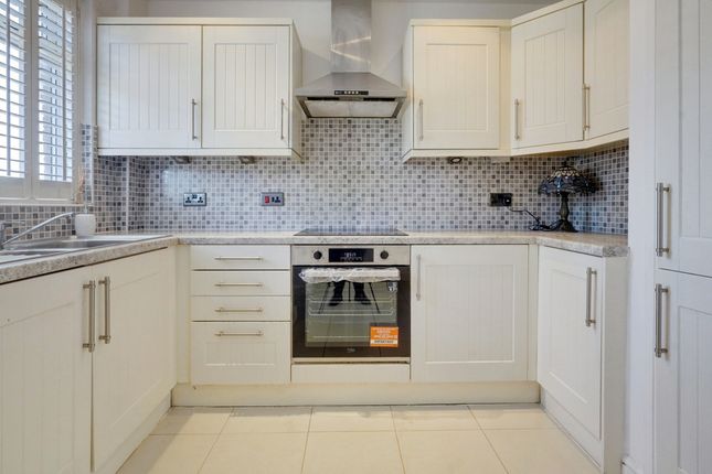 82, Latimer Drive,, Basildon photo 4