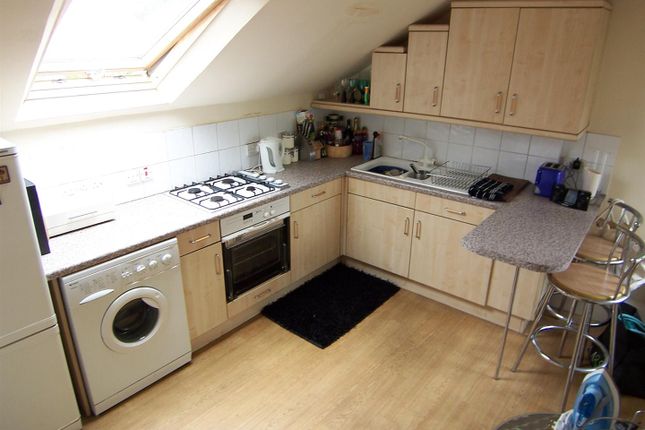 Flat to rent in River Bank, East Molesey