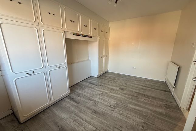 11, Mary Peters Drive, Greenford photo 5