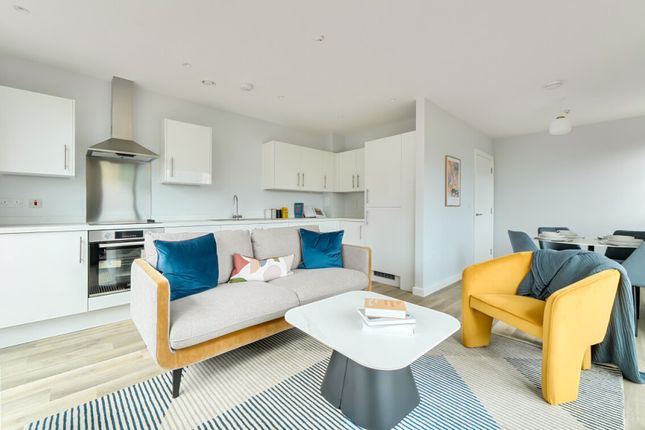 23, Fleming Way, Isleworth photo 3