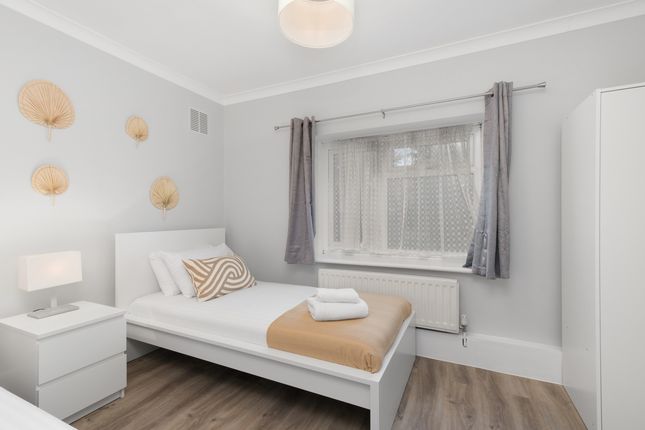 Flat to rent in Morris Gardens, London