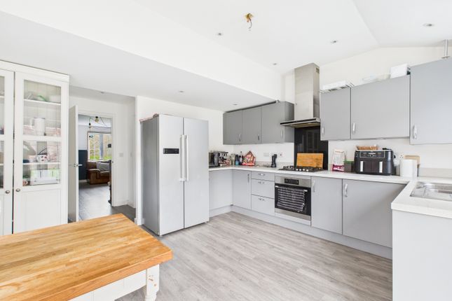 8 Grindall Field, Wickham, Fareham photo 3