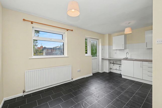 23, Heathfield Close, Chesterfield photo 3