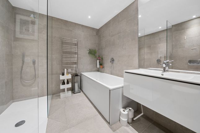 Flat 14, 215A, Balham High Road, London photo 3