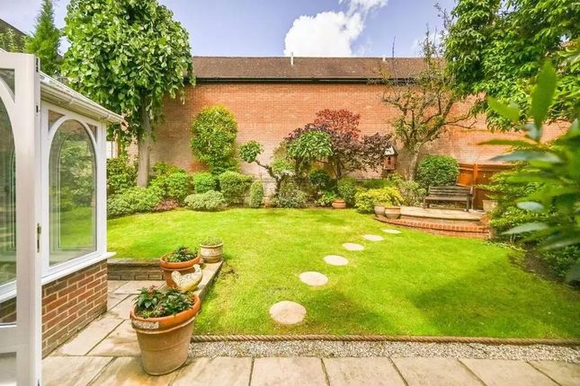 2, Devey Close, Kingston Upon Thames photo 4