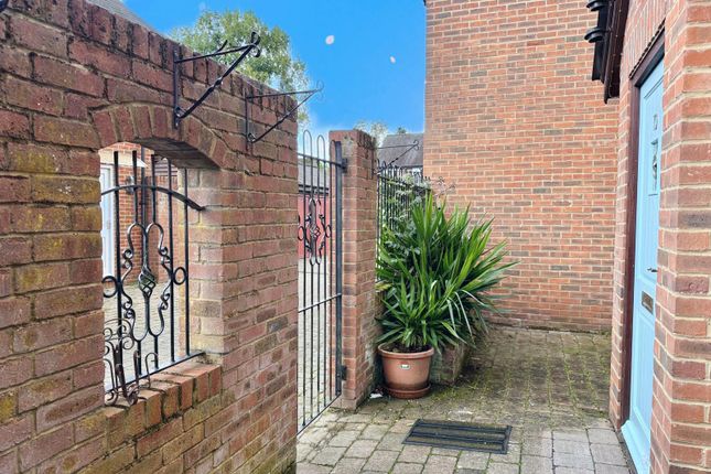 10 The George Mews, Ringwood photo 3