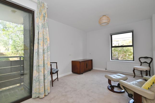 5 Hales Court 14, Field Lane, Teddington photo 4