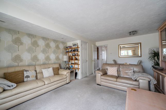 8 Lapwing Way, Abbots Langley photo 3