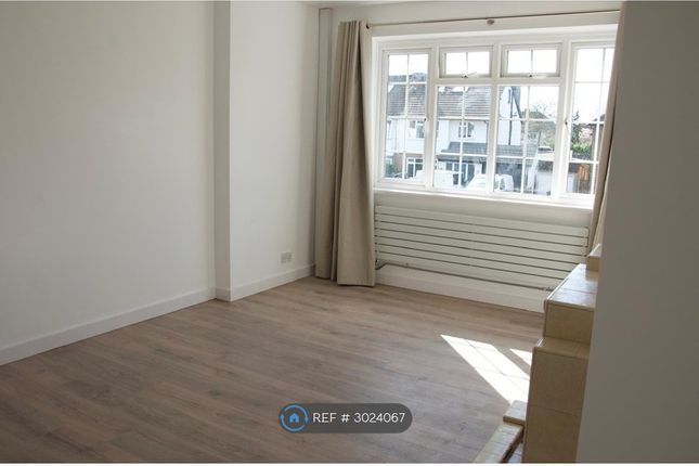 Angel Road, Thames Ditton photo 5