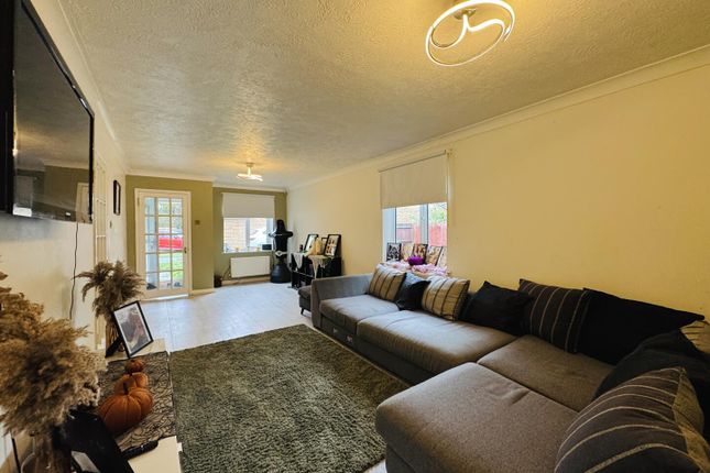 Graveney Road, Crawley photo 5
