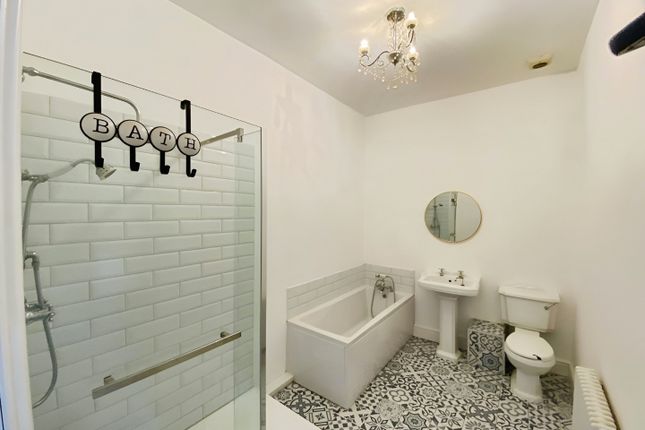 Pbox-Bathroom-315602.Jpeg