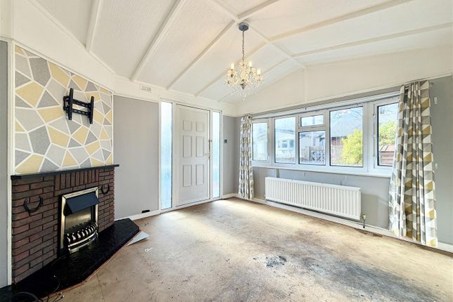 39, Newfield Crescent, Cliff Top Park, Leeds photo 2