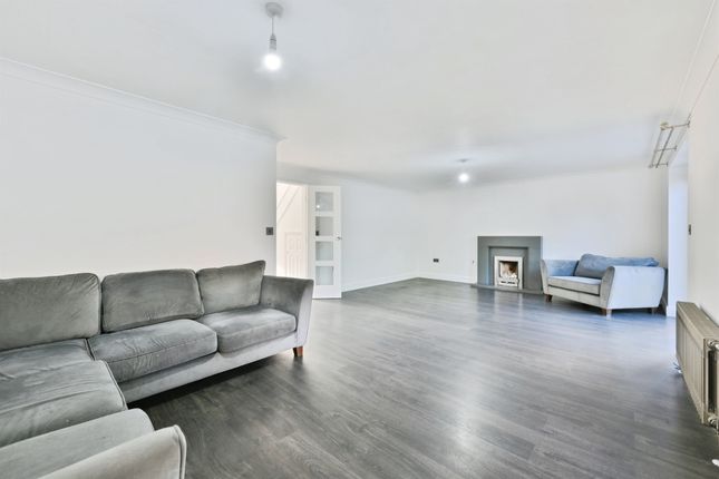 1, Auber Close, Hoddesdon photo 4