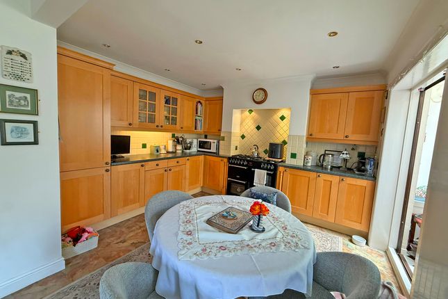 22, Red Scar Drive, Scarborough photo 3