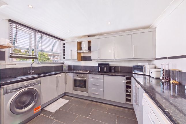 15, Worcester Close, Farnborough photo 2