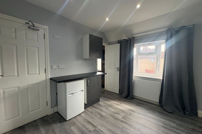 2 Lancaster Walk, Hayes photo 2
