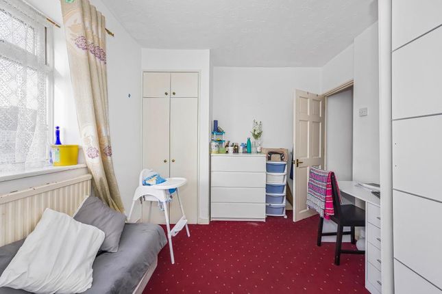 17 Lorne House, Ben Jonson Road, London photo 4