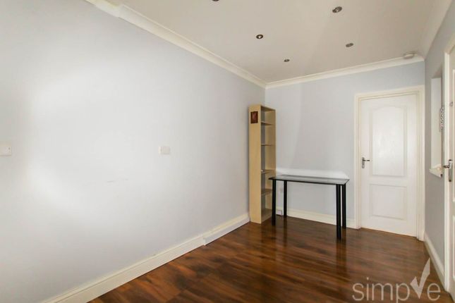 Dunedin Way, Hayes Middlesex photo 3