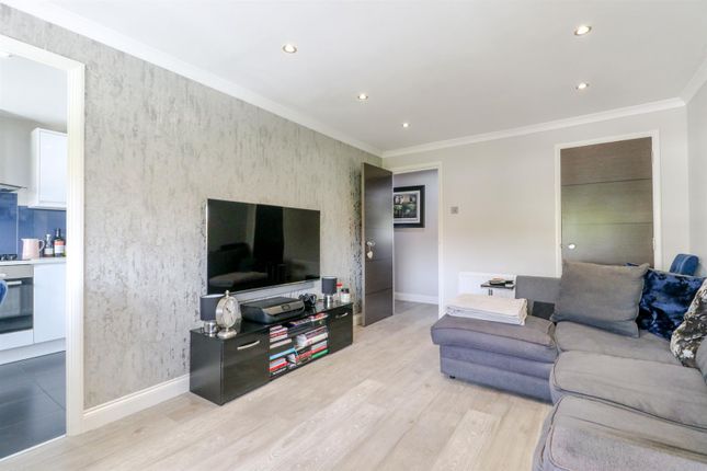 16 Celandine Court, Chingford Avenue, London photo 4